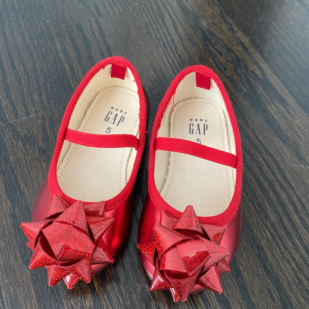 GUC Baby Gap Girls Red Christmas Bow shoes size 5